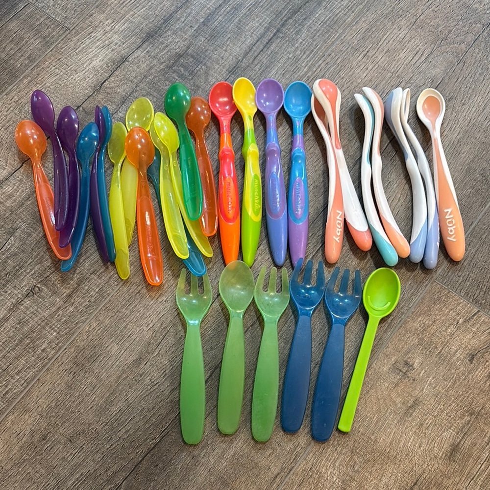 Colorful Baby Toddler Plastic Utensil Set Nuby, Munchkin, the first years 31 pcs